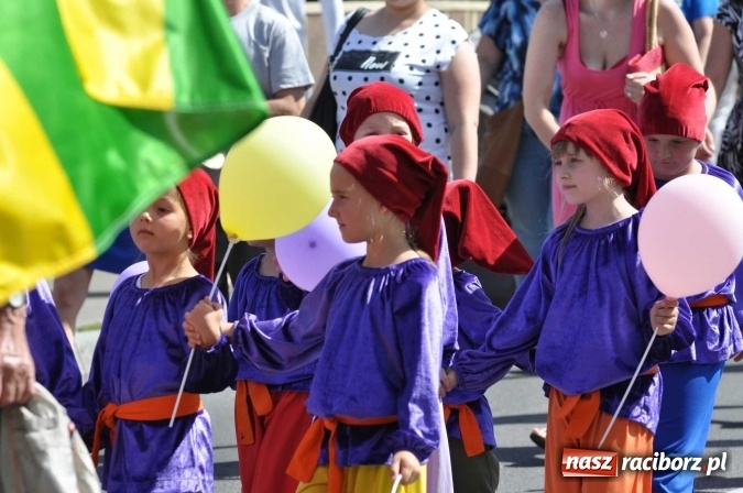 Zdjęcie w galerii na portalu naszraciborz.pl: Śląsk Kraina Wielu Kultur - barwny korowód przeszedł z Rynku na raciborski zamek wiadomości z regionu