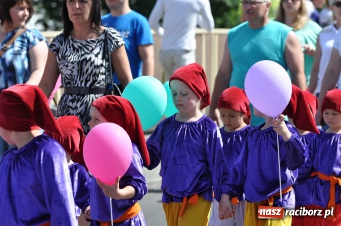 Zdjęcie w galerii na portalu naszraciborz.pl: Śląsk Kraina Wielu Kultur - barwny korowód przeszedł z Rynku na raciborski zamek wiadomości z regionu