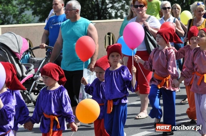 Zdjęcie w galerii na portalu naszraciborz.pl: Śląsk Kraina Wielu Kultur - barwny korowód przeszedł z Rynku na raciborski zamek wiadomości z regionu