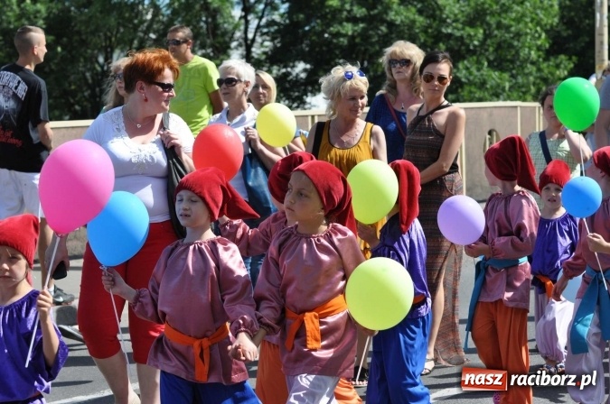 Zdjęcie w galerii na portalu naszraciborz.pl: Śląsk Kraina Wielu Kultur - barwny korowód przeszedł z Rynku na raciborski zamek wiadomości z regionu