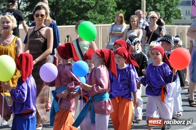 Zdjęcie w galerii na portalu naszraciborz.pl: Śląsk Kraina Wielu Kultur - barwny korowód przeszedł z Rynku na raciborski zamek wiadomości z regionu