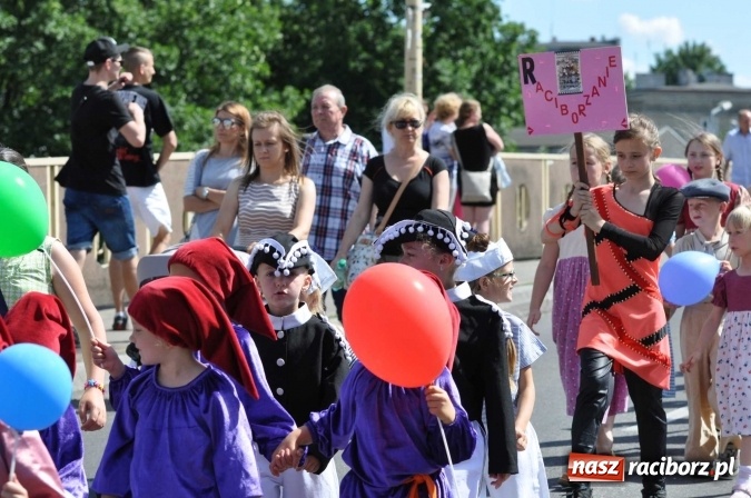 Zdjęcie w galerii na portalu naszraciborz.pl: Śląsk Kraina Wielu Kultur - barwny korowód przeszedł z Rynku na raciborski zamek wiadomości z regionu