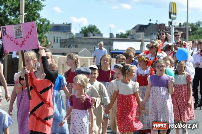 Zdjęcie w galerii na portalu naszraciborz.pl: Śląsk Kraina Wielu Kultur - barwny korowód przeszedł z Rynku na raciborski zamek wiadomości z regionu