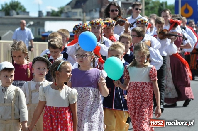 Zdjęcie w galerii na portalu naszraciborz.pl: Śląsk Kraina Wielu Kultur - barwny korowód przeszedł z Rynku na raciborski zamek wiadomości z regionu
