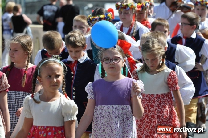 Zdjęcie w galerii na portalu naszraciborz.pl: Śląsk Kraina Wielu Kultur - barwny korowód przeszedł z Rynku na raciborski zamek wiadomości z regionu