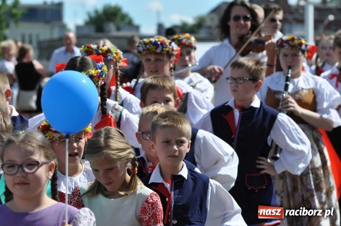 Zdjęcie w galerii na portalu naszraciborz.pl: Śląsk Kraina Wielu Kultur - barwny korowód przeszedł z Rynku na raciborski zamek wiadomości z regionu
