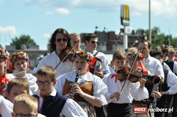 Zdjęcie w galerii na portalu naszraciborz.pl: Śląsk Kraina Wielu Kultur - barwny korowód przeszedł z Rynku na raciborski zamek wiadomości z regionu