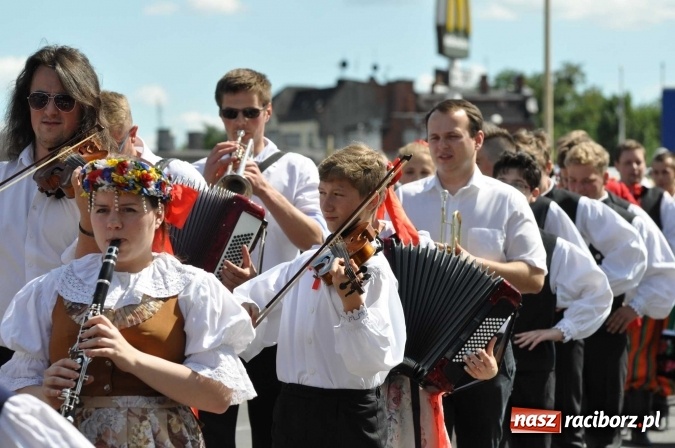 Zdjęcie w galerii na portalu naszraciborz.pl: Śląsk Kraina Wielu Kultur - barwny korowód przeszedł z Rynku na raciborski zamek wiadomości z regionu