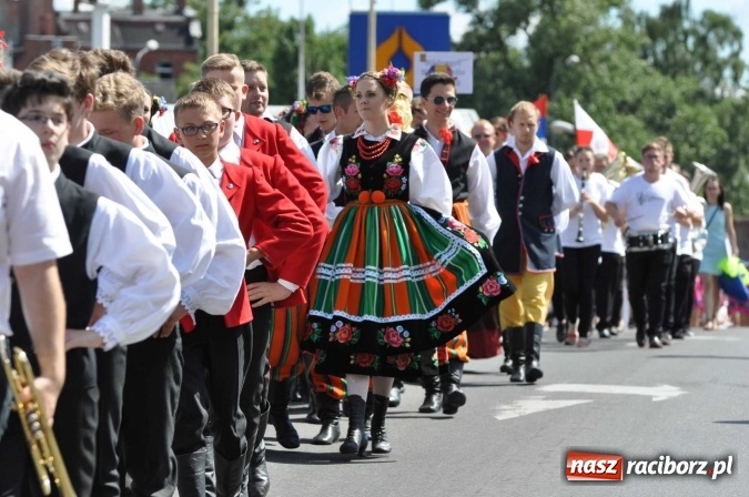 Zdjęcie w galerii na portalu naszraciborz.pl: Śląsk Kraina Wielu Kultur - barwny korowód przeszedł z Rynku na raciborski zamek wiadomości z regionu