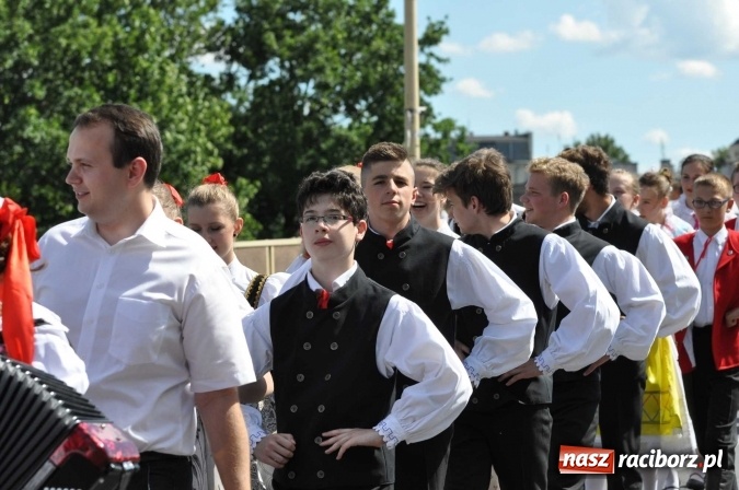 Zdjęcie w galerii na portalu naszraciborz.pl: Śląsk Kraina Wielu Kultur - barwny korowód przeszedł z Rynku na raciborski zamek wiadomości z regionu
