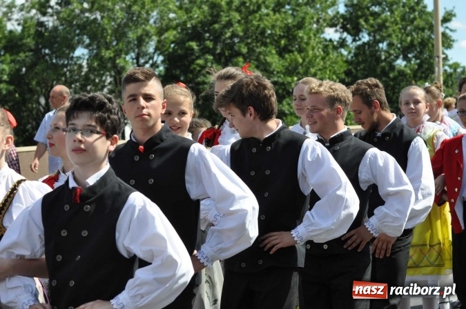 Zdjęcie w galerii na portalu naszraciborz.pl: Śląsk Kraina Wielu Kultur - barwny korowód przeszedł z Rynku na raciborski zamek wiadomości z regionu