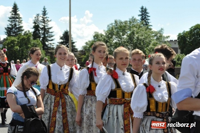 Zdjęcie w galerii na portalu naszraciborz.pl: Śląsk Kraina Wielu Kultur - barwny korowód przeszedł z Rynku na raciborski zamek wiadomości z regionu