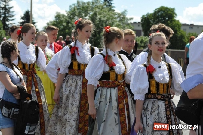 Zdjęcie w galerii na portalu naszraciborz.pl: Śląsk Kraina Wielu Kultur - barwny korowód przeszedł z Rynku na raciborski zamek wiadomości z regionu