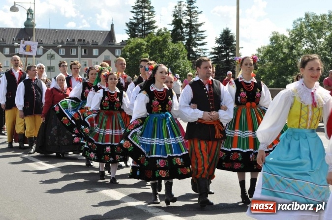 Zdjęcie w galerii na portalu naszraciborz.pl: Śląsk Kraina Wielu Kultur - barwny korowód przeszedł z Rynku na raciborski zamek wiadomości z regionu