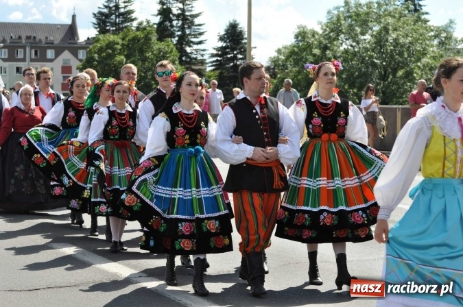 Zdjęcie w galerii na portalu naszraciborz.pl: Śląsk Kraina Wielu Kultur - barwny korowód przeszedł z Rynku na raciborski zamek wiadomości z regionu