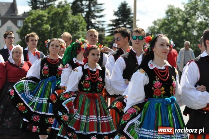 Zdjęcie w galerii na portalu naszraciborz.pl: Śląsk Kraina Wielu Kultur - barwny korowód przeszedł z Rynku na raciborski zamek wiadomości z regionu