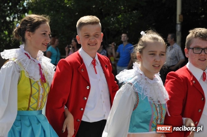 Zdjęcie w galerii na portalu naszraciborz.pl: Śląsk Kraina Wielu Kultur - barwny korowód przeszedł z Rynku na raciborski zamek wiadomości z regionu