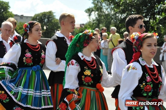 Zdjęcie w galerii na portalu naszraciborz.pl: Śląsk Kraina Wielu Kultur - barwny korowód przeszedł z Rynku na raciborski zamek wiadomości z regionu