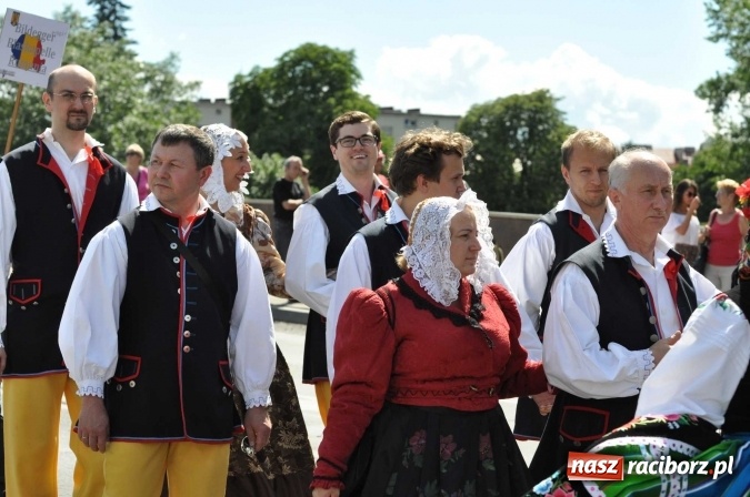 Zdjęcie w galerii na portalu naszraciborz.pl: Śląsk Kraina Wielu Kultur - barwny korowód przeszedł z Rynku na raciborski zamek wiadomości z regionu