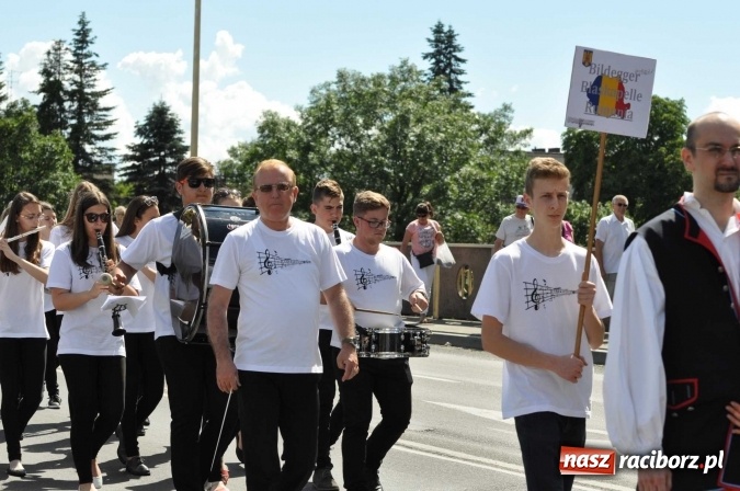 Zdjęcie w galerii na portalu naszraciborz.pl: Śląsk Kraina Wielu Kultur - barwny korowód przeszedł z Rynku na raciborski zamek wiadomości z regionu