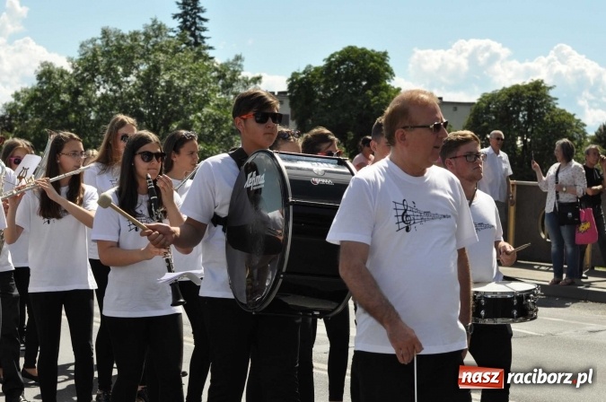 Zdjęcie w galerii na portalu naszraciborz.pl: Śląsk Kraina Wielu Kultur - barwny korowód przeszedł z Rynku na raciborski zamek wiadomości z regionu