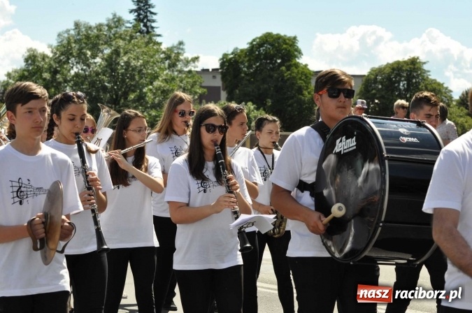Zdjęcie w galerii na portalu naszraciborz.pl: Śląsk Kraina Wielu Kultur - barwny korowód przeszedł z Rynku na raciborski zamek wiadomości z regionu