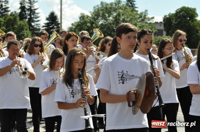 Zdjęcie w galerii na portalu naszraciborz.pl: Śląsk Kraina Wielu Kultur - barwny korowód przeszedł z Rynku na raciborski zamek wiadomości z regionu