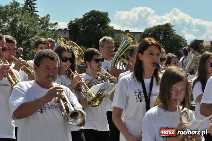 Zdjęcie w galerii na portalu naszraciborz.pl: Śląsk Kraina Wielu Kultur - barwny korowód przeszedł z Rynku na raciborski zamek wiadomości z regionu