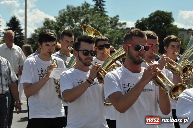 Zdjęcie w galerii na portalu naszraciborz.pl: Śląsk Kraina Wielu Kultur - barwny korowód przeszedł z Rynku na raciborski zamek wiadomości z regionu