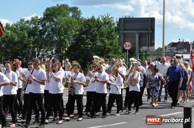 Zdjęcie w galerii na portalu naszraciborz.pl: Śląsk Kraina Wielu Kultur - barwny korowód przeszedł z Rynku na raciborski zamek wiadomości z regionu