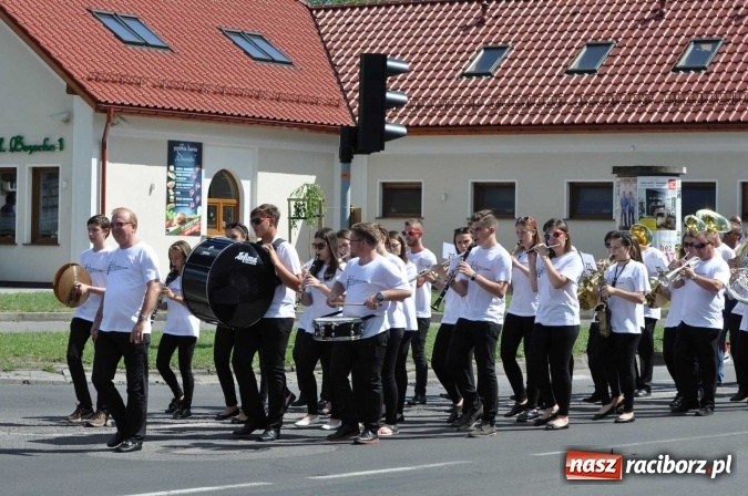 Zdjęcie w galerii na portalu naszraciborz.pl: Śląsk Kraina Wielu Kultur - barwny korowód przeszedł z Rynku na raciborski zamek wiadomości z regionu