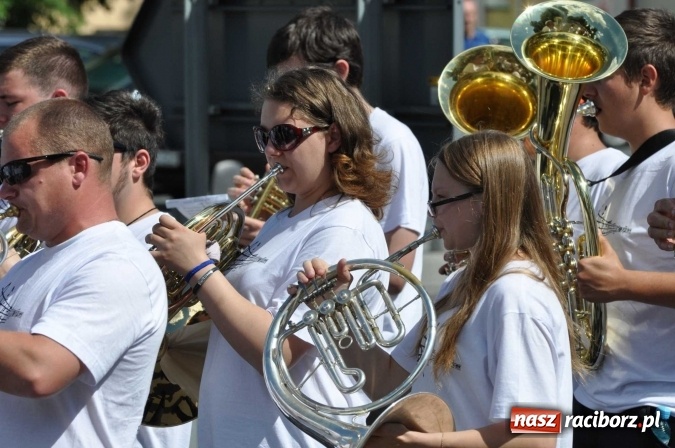 Zdjęcie w galerii na portalu naszraciborz.pl: Śląsk Kraina Wielu Kultur - barwny korowód przeszedł z Rynku na raciborski zamek wiadomości z regionu