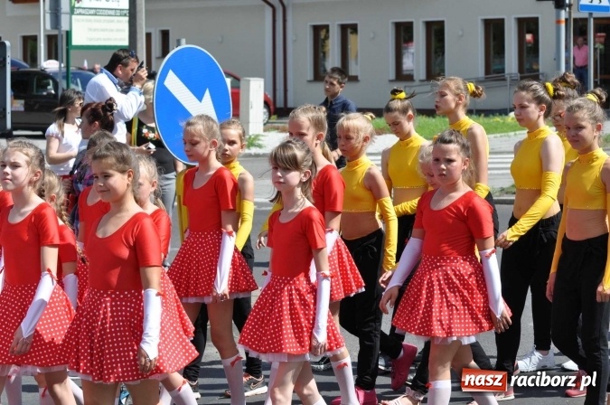Zdjęcie w galerii na portalu naszraciborz.pl: Śląsk Kraina Wielu Kultur - barwny korowód przeszedł z Rynku na raciborski zamek wiadomości z regionu