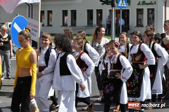 Zdjęcie w galerii na portalu naszraciborz.pl: Śląsk Kraina Wielu Kultur - barwny korowód przeszedł z Rynku na raciborski zamek wiadomości z regionu