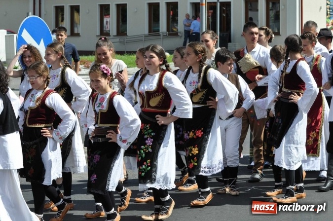 Zdjęcie w galerii na portalu naszraciborz.pl: Śląsk Kraina Wielu Kultur - barwny korowód przeszedł z Rynku na raciborski zamek wiadomości z regionu