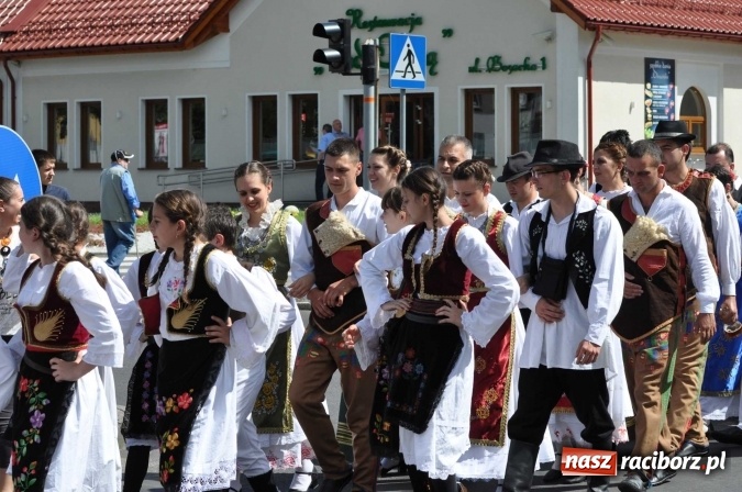 Zdjęcie w galerii na portalu naszraciborz.pl: Śląsk Kraina Wielu Kultur - barwny korowód przeszedł z Rynku na raciborski zamek wiadomości z regionu