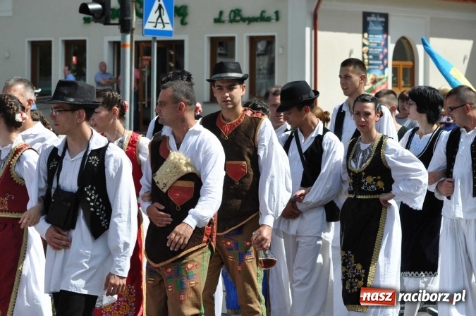 Zdjęcie w galerii na portalu naszraciborz.pl: Śląsk Kraina Wielu Kultur - barwny korowód przeszedł z Rynku na raciborski zamek wiadomości z regionu
