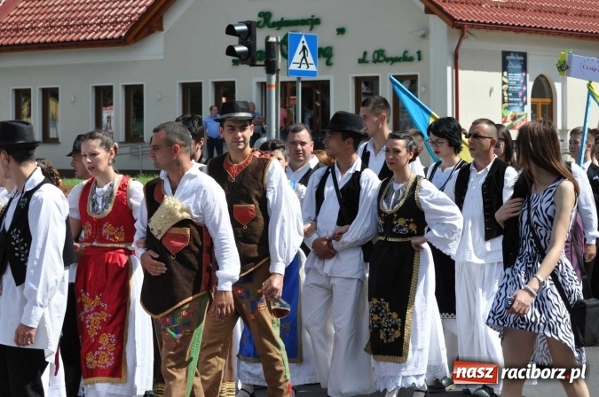 Zdjęcie w galerii na portalu naszraciborz.pl: Śląsk Kraina Wielu Kultur - barwny korowód przeszedł z Rynku na raciborski zamek wiadomości z regionu