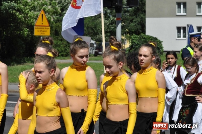 Zdjęcie w galerii na portalu naszraciborz.pl: Śląsk Kraina Wielu Kultur - barwny korowód przeszedł z Rynku na raciborski zamek wiadomości z regionu