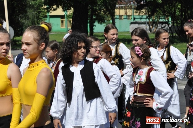 Zdjęcie w galerii na portalu naszraciborz.pl: Śląsk Kraina Wielu Kultur - barwny korowód przeszedł z Rynku na raciborski zamek wiadomości z regionu