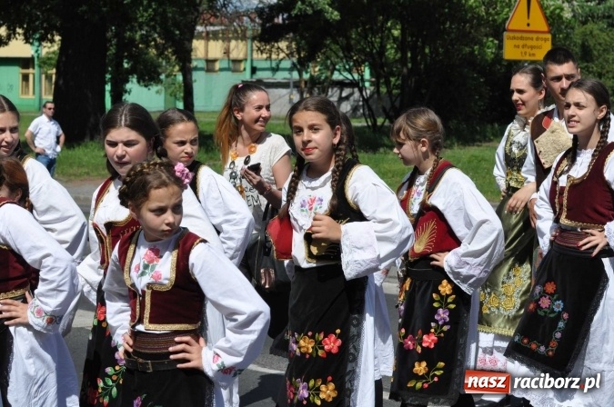 Zdjęcie w galerii na portalu naszraciborz.pl: Śląsk Kraina Wielu Kultur - barwny korowód przeszedł z Rynku na raciborski zamek wiadomości z regionu