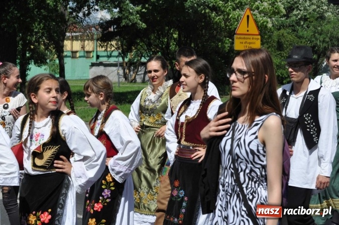 Zdjęcie w galerii na portalu naszraciborz.pl: Śląsk Kraina Wielu Kultur - barwny korowód przeszedł z Rynku na raciborski zamek wiadomości z regionu