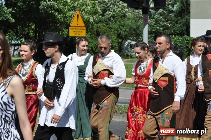 Zdjęcie w galerii na portalu naszraciborz.pl: Śląsk Kraina Wielu Kultur - barwny korowód przeszedł z Rynku na raciborski zamek wiadomości z regionu