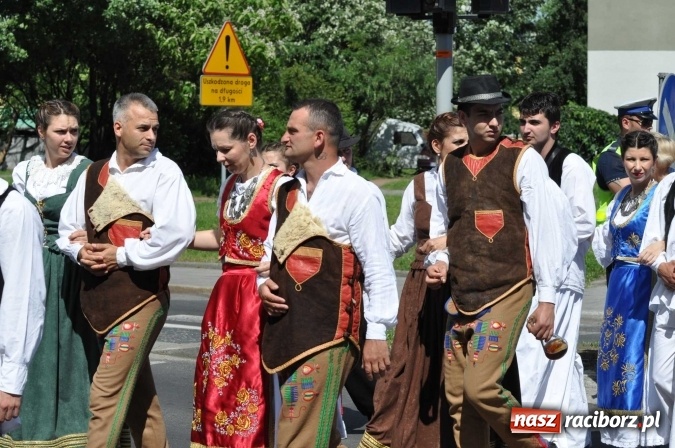 Zdjęcie w galerii na portalu naszraciborz.pl: Śląsk Kraina Wielu Kultur - barwny korowód przeszedł z Rynku na raciborski zamek wiadomości z regionu
