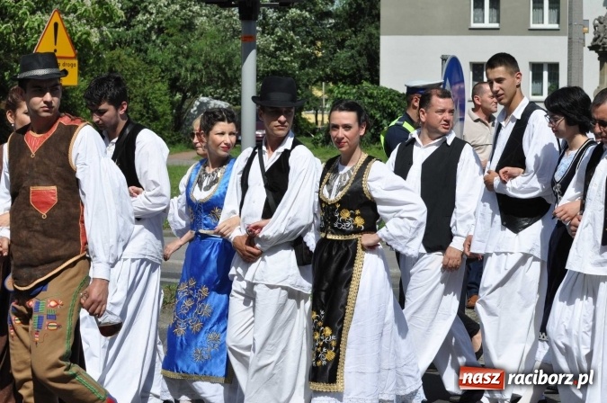 Zdjęcie w galerii na portalu naszraciborz.pl: Śląsk Kraina Wielu Kultur - barwny korowód przeszedł z Rynku na raciborski zamek wiadomości z regionu