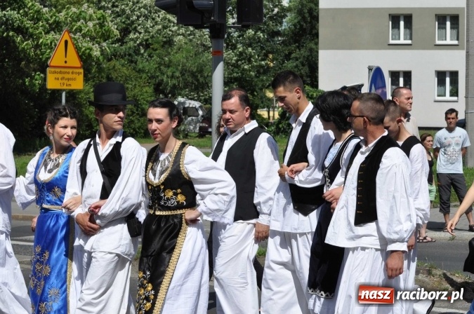Zdjęcie w galerii na portalu naszraciborz.pl: Śląsk Kraina Wielu Kultur - barwny korowód przeszedł z Rynku na raciborski zamek wiadomości z regionu