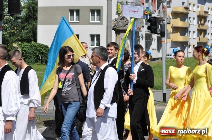 Zdjęcie w galerii na portalu naszraciborz.pl: Śląsk Kraina Wielu Kultur - barwny korowód przeszedł z Rynku na raciborski zamek wiadomości z regionu