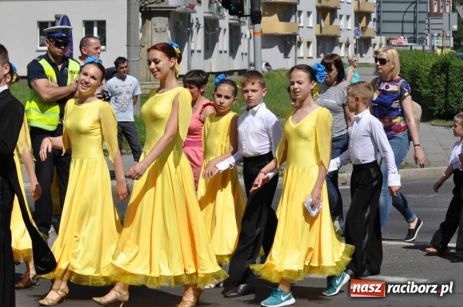 Zdjęcie w galerii na portalu naszraciborz.pl: Śląsk Kraina Wielu Kultur - barwny korowód przeszedł z Rynku na raciborski zamek wiadomości z regionu