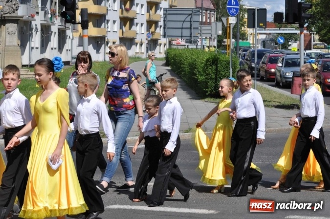 Zdjęcie w galerii na portalu naszraciborz.pl: Śląsk Kraina Wielu Kultur - barwny korowód przeszedł z Rynku na raciborski zamek wiadomości z regionu