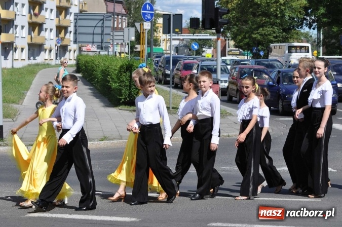 Zdjęcie w galerii na portalu naszraciborz.pl: Śląsk Kraina Wielu Kultur - barwny korowód przeszedł z Rynku na raciborski zamek wiadomości z regionu